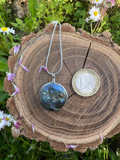 Collana Eclissi in Labradorite dal Madagascar - SoleLuna scolpita a mano