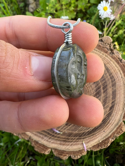 Collana Eclissi in Labradorite dal Madagascar - SoleLuna scolpita a mano