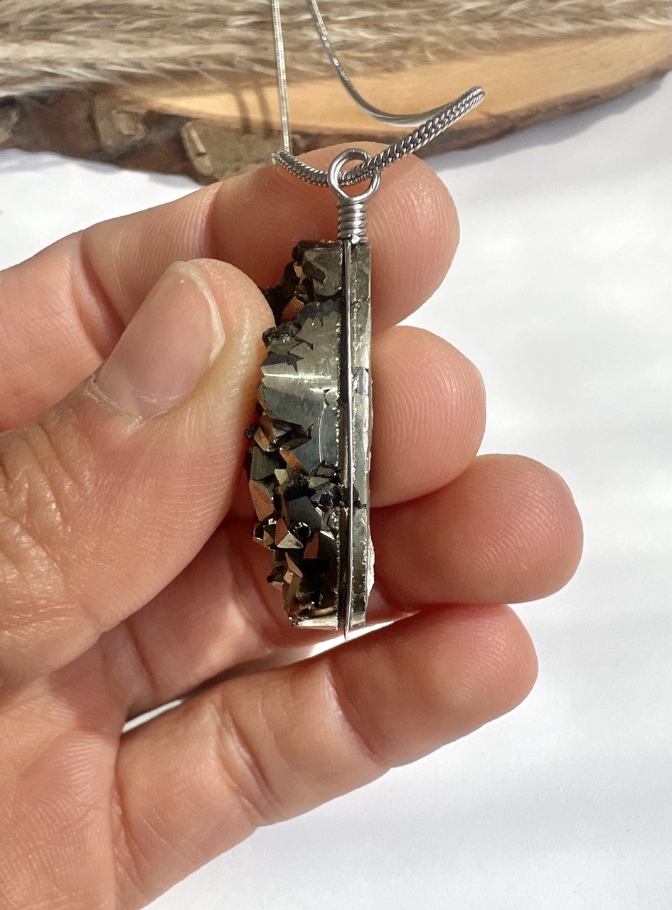 Collana "Luce Primordiale" – Ciondolo in Pirite e Galena