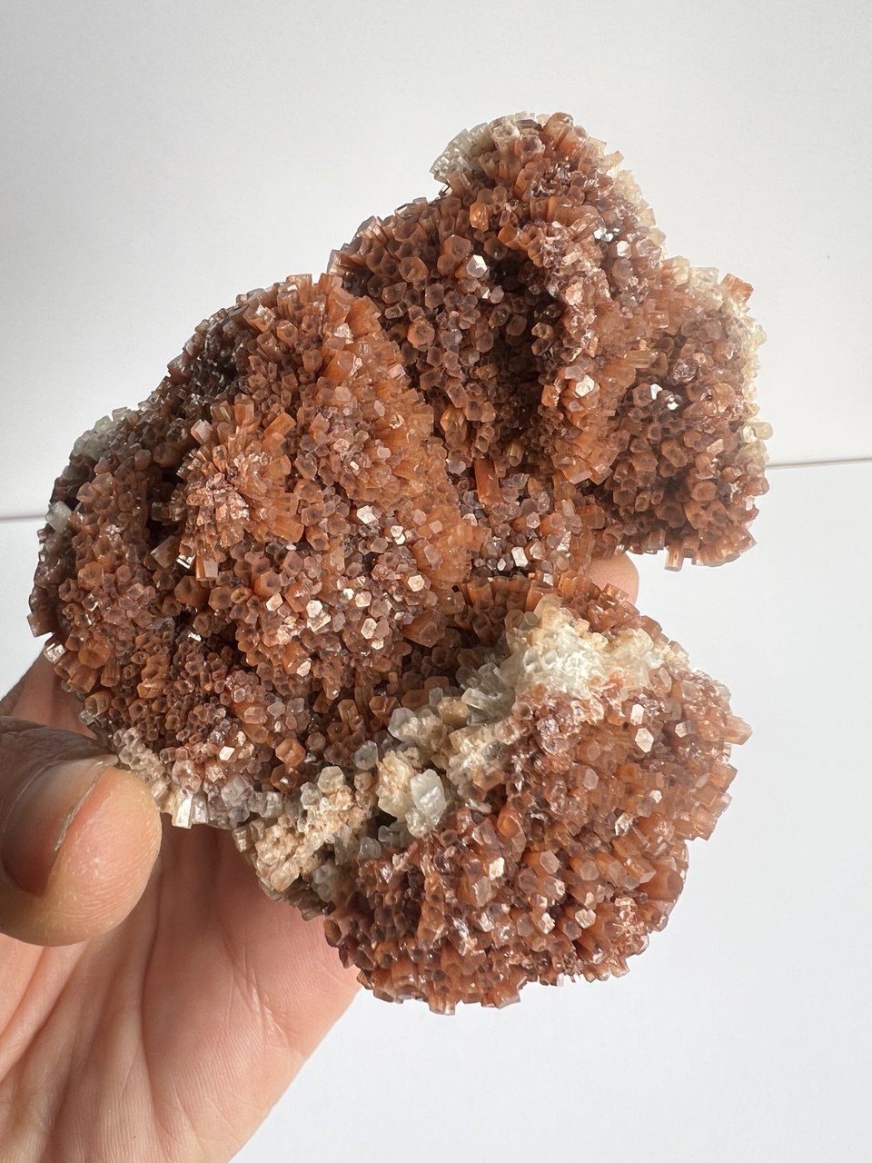 Splendido Cluster di Aragonite Bruna a Crescita Esagonale – 258g