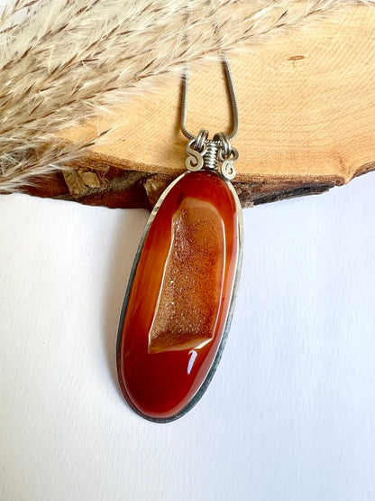 Collana con Agata Corniola con cristallizzazione interna - Geode di Corniola