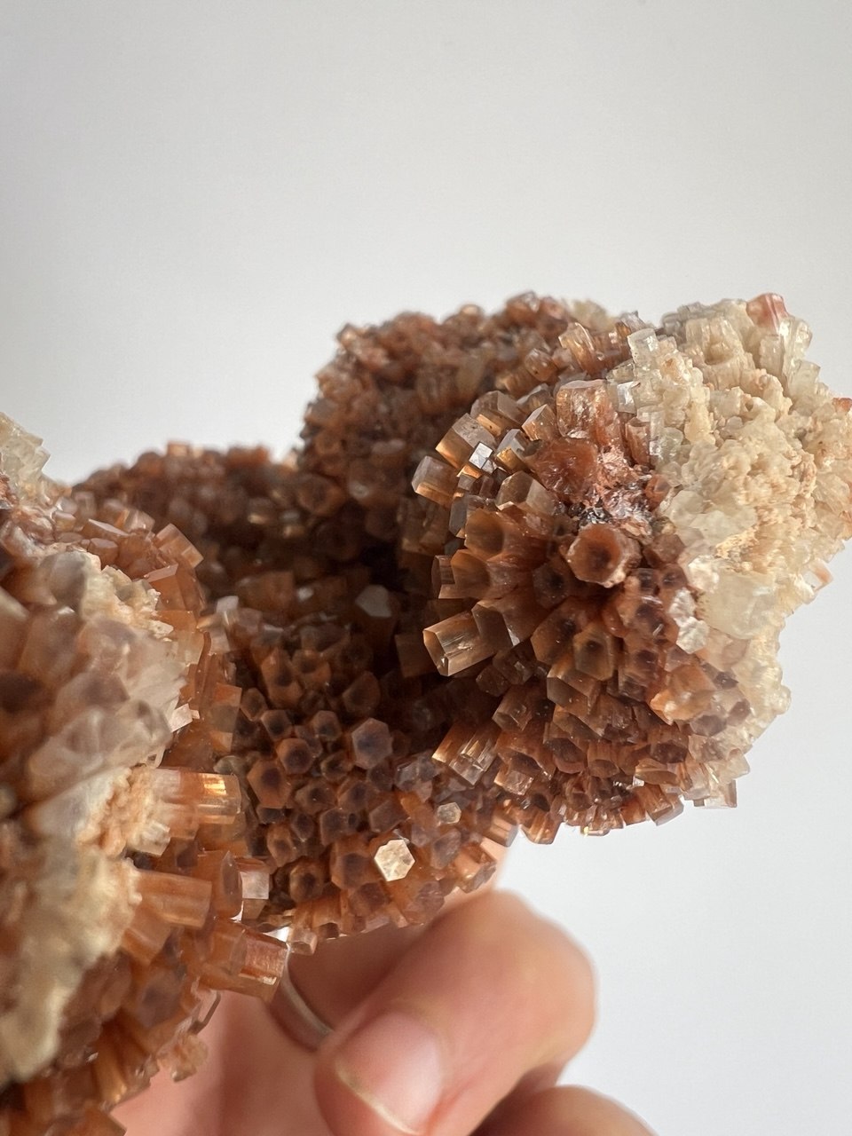 Splendido Cluster di Aragonite Bruna a Crescita Esagonale – 258g