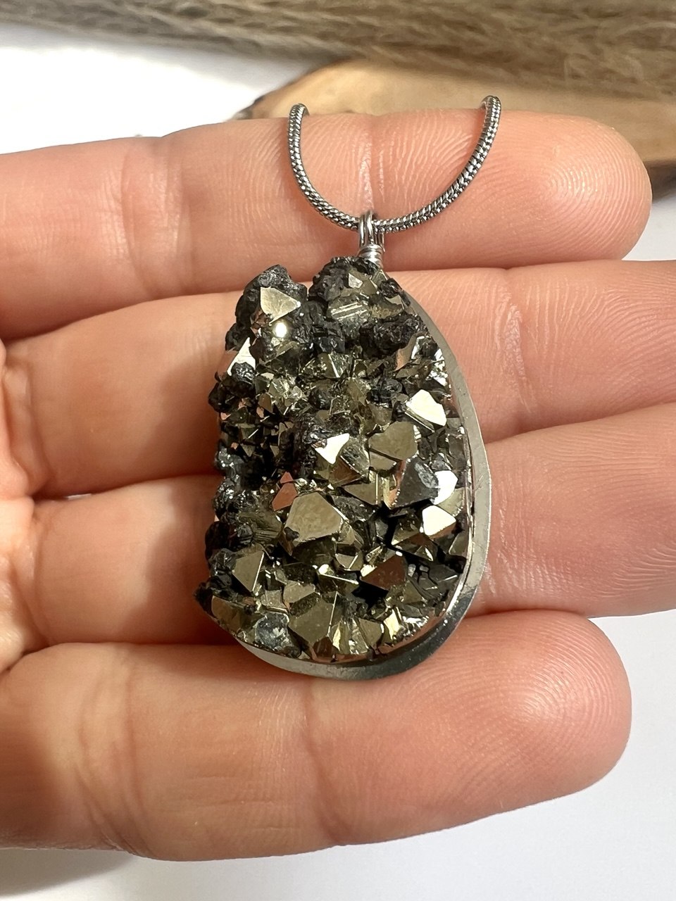 Collana "Luce Primordiale" – Ciondolo in Pirite e Galena