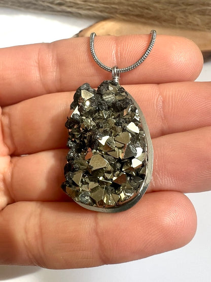Collana "Luce Primordiale" – Ciondolo in Pirite e Galena