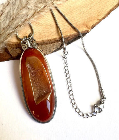 Collana con Agata Corniola con cristallizzazione interna - Geode di Corniola