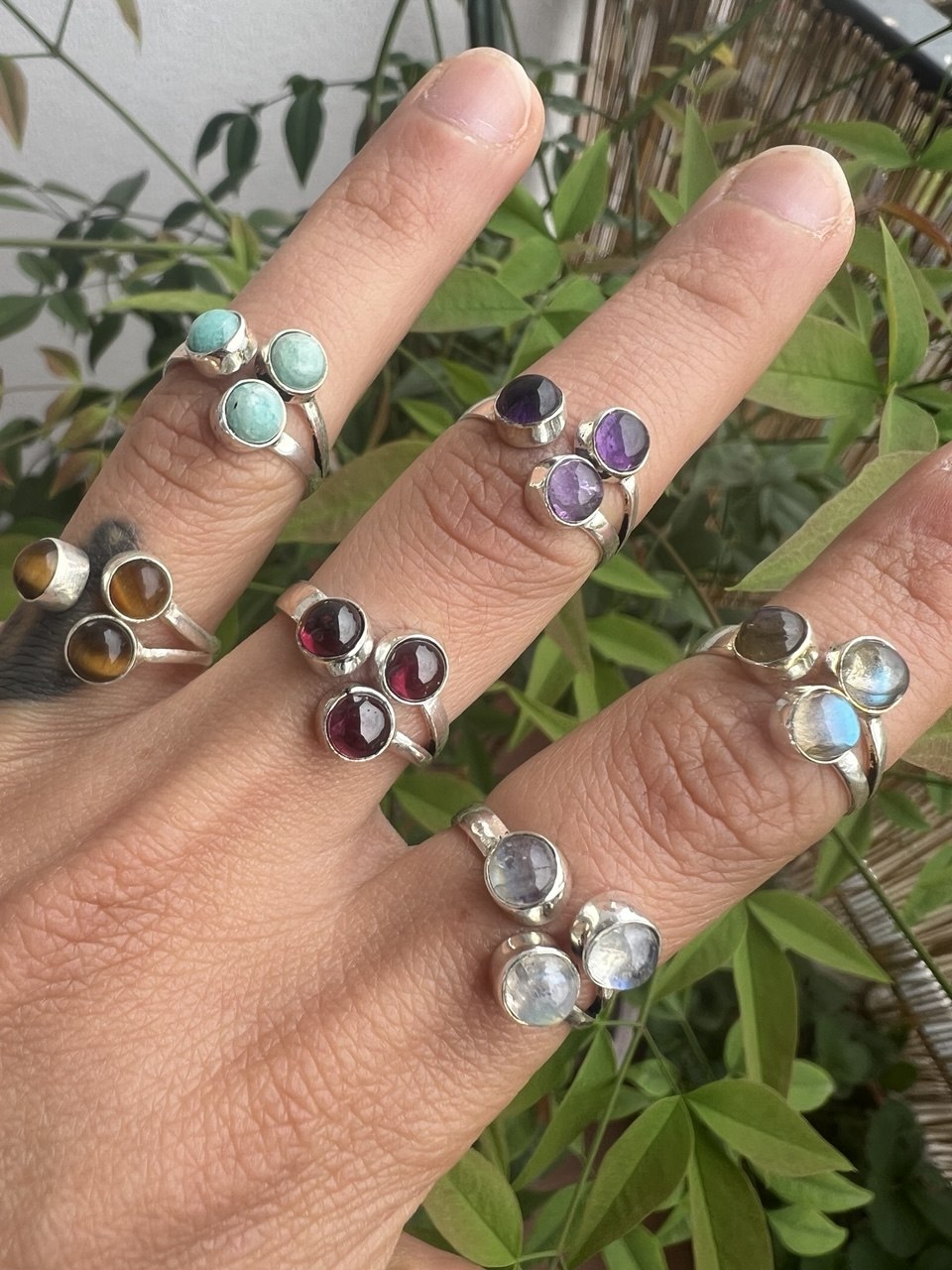 Anello Elegante con Trilogia di Pietre Naturali – Finitura Argento 925 – Regolabile