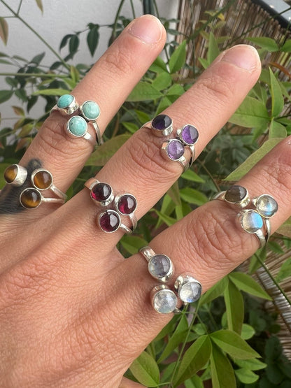 Anello Elegante con Trilogia di Pietre Naturali – Finitura Argento 925 – Regolabile