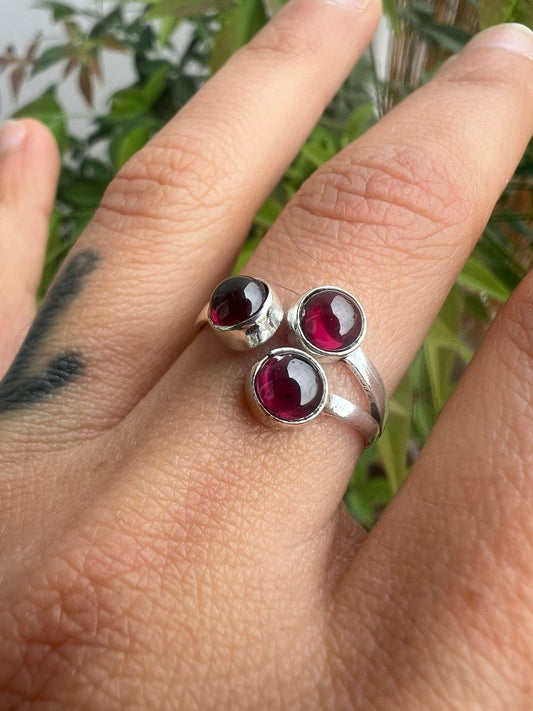 Anello Elegante con Trilogia di Pietre Naturali – Finitura Argento 925 – Regolabile