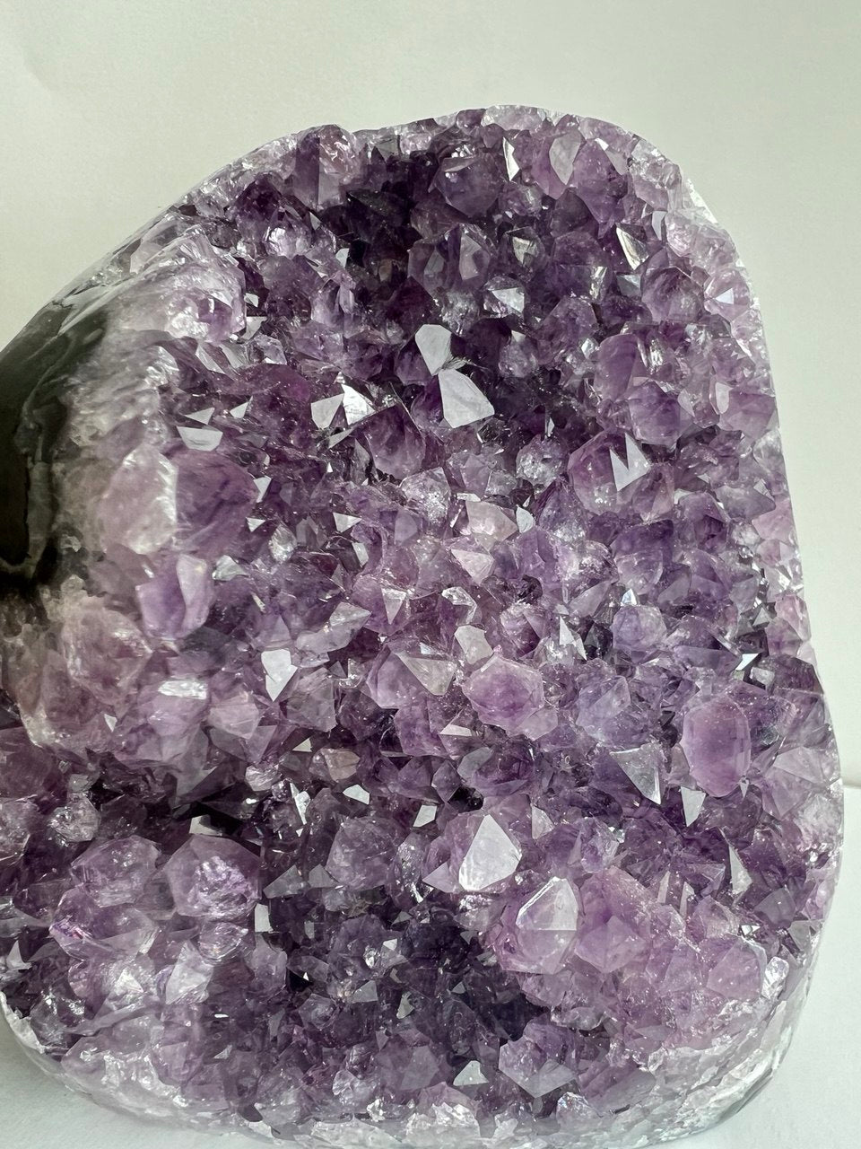 Drusa di Ametista Naturale – Un Cuore di Cristallo Profondo (1,2 kg)