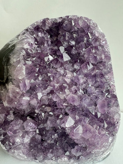Drusa di Ametista Naturale – Un Cuore di Cristallo Profondo (1,2 kg)