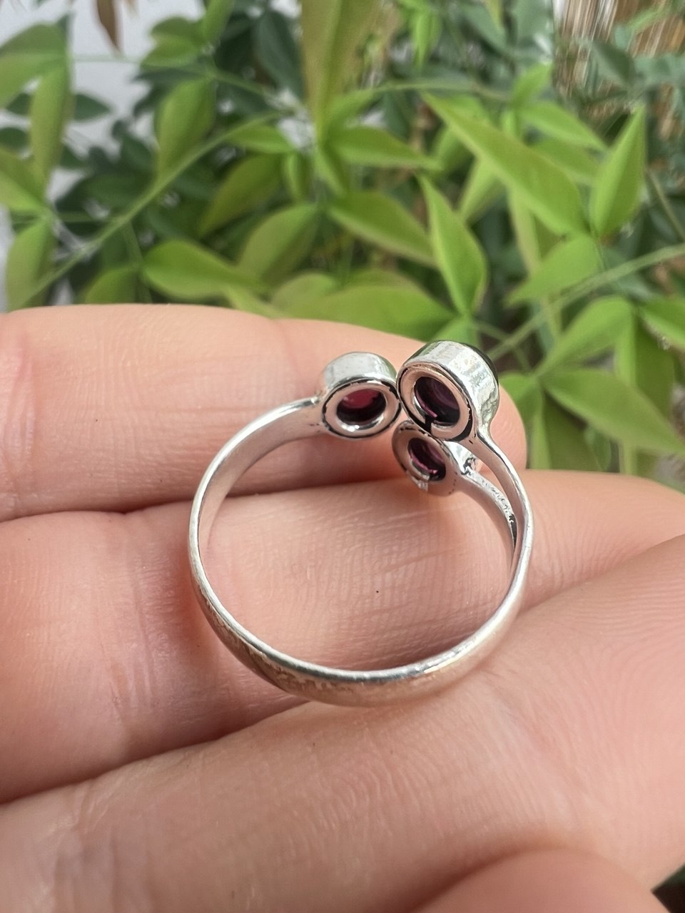 Anello Elegante con Trilogia di Pietre Naturali – Finitura Argento 925 – Regolabile
