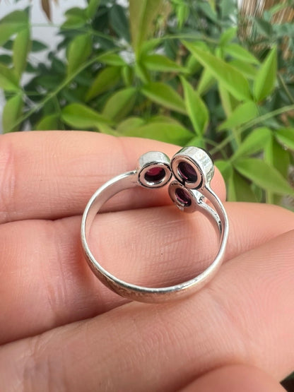 Anello Elegante con Trilogia di Pietre Naturali – Finitura Argento 925 – Regolabile