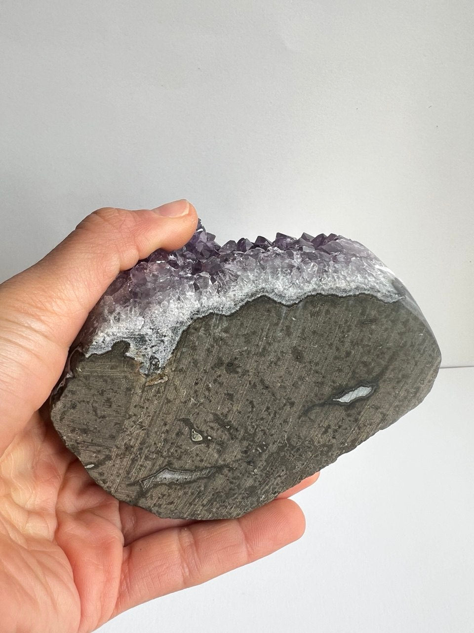 Drusa di Ametista Naturale – Un Cuore di Cristallo Profondo (1,2 kg)