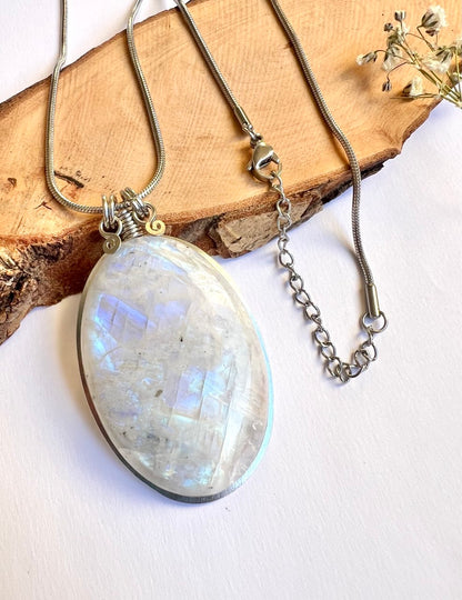 Collana con bellissima Pietra Luna Raimbow alta qualità