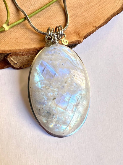 Collana con bellissima Pietra Luna Raimbow alta qualità