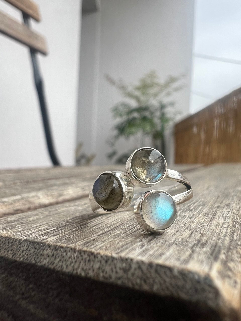 Anello Elegante con Trilogia di Pietre Naturali – Finitura Argento 925 – Regolabile