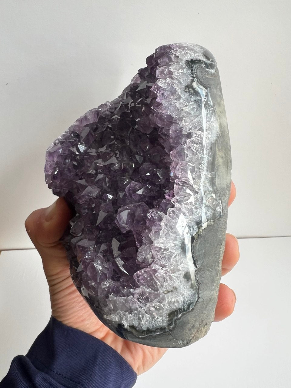 Drusa di Ametista Naturale – Un Cuore di Cristallo Profondo (1,2 kg)