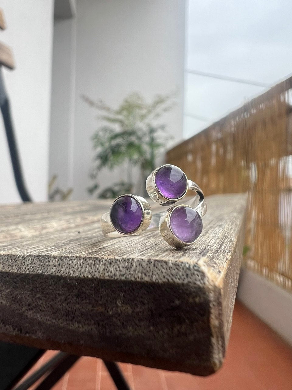 Anello Elegante con Trilogia di Pietre Naturali – Finitura Argento 925 – Regolabile