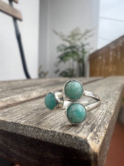 Anello Elegante con Trilogia di Pietre Naturali – Finitura Argento 925 – Regolabile