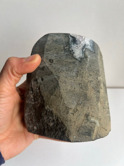 Drusa di Ametista Naturale – Un Cuore di Cristallo Profondo (1,2 kg)