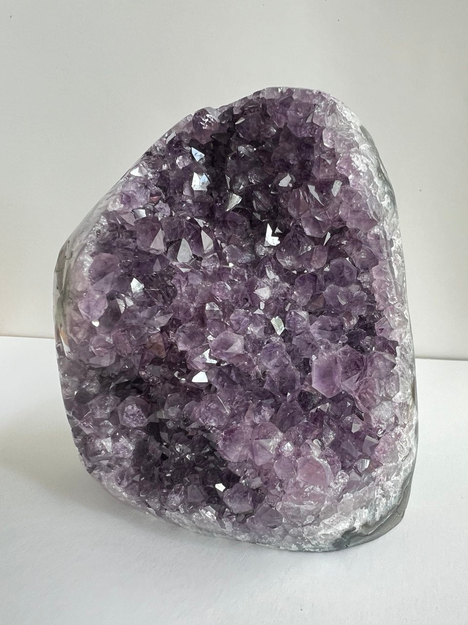 Drusa di Ametista Naturale – Un Cuore di Cristallo Profondo (1,2 kg)