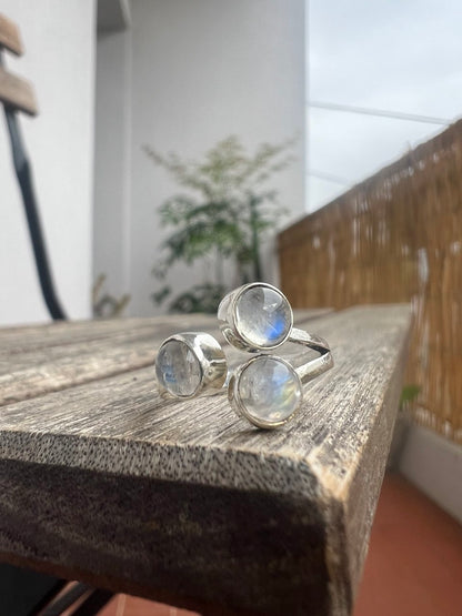 Anello Elegante con Trilogia di Pietre Naturali – Finitura Argento 925 – Regolabile