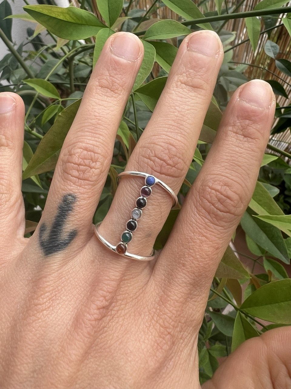 Anello Sette Chakra Minimalist – Finitura Argento 925 – Regolabile