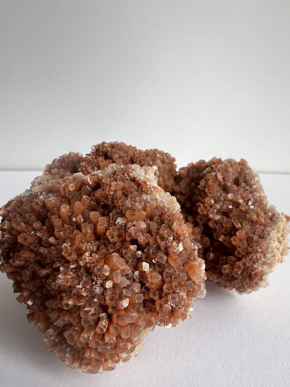 Splendido Cluster di Aragonite Bruna a Crescita Esagonale – 258g