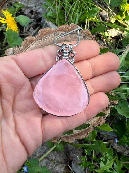 Collana con goccia di Quarzo Rosa naturale