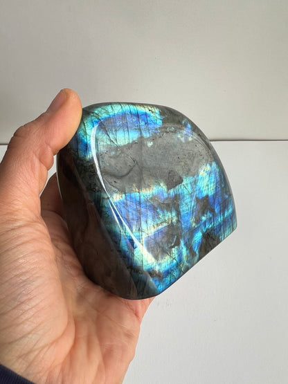 Labradorite del Madagascar – Uno Spettacolo di Luci e Riflessi (806g).
