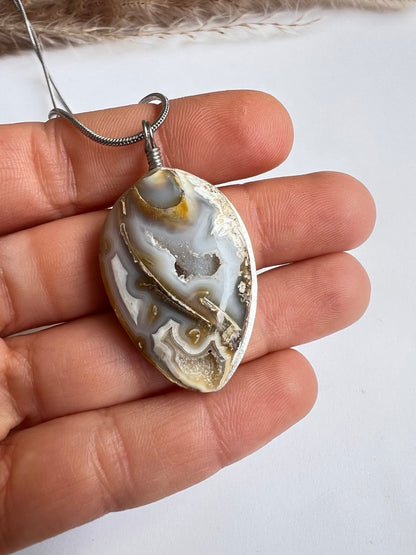 L'Anima del Mare: Pendente Artigianale con Conchiglia Fossile Cristallizzata