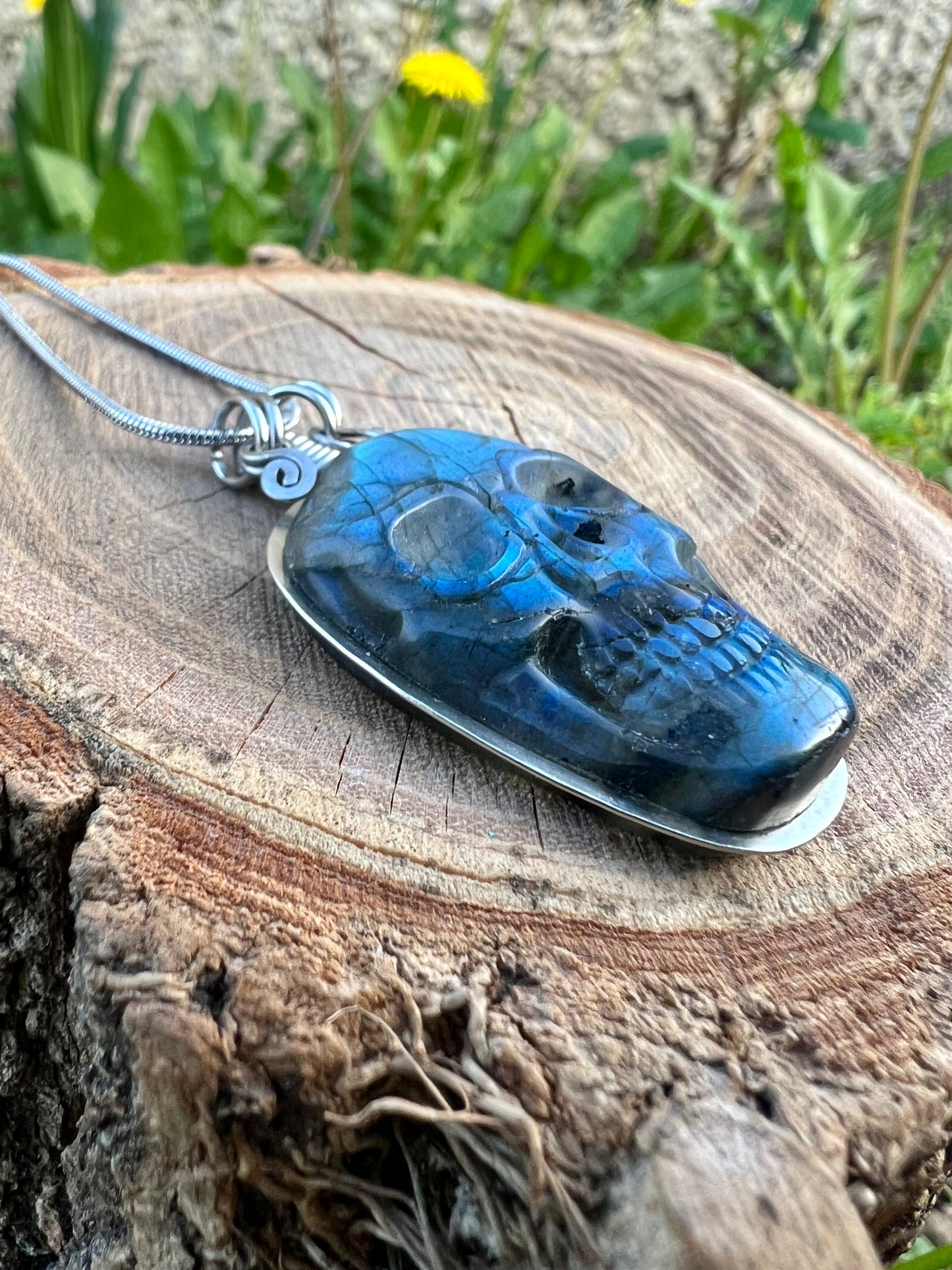 Collana Teschio in Labradorite blu scolpita a mano