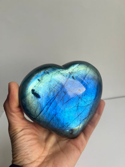 Cuore di Labradorite Qualità Superiore AAA+++  Iridescenza Blu Elettrico – 731g