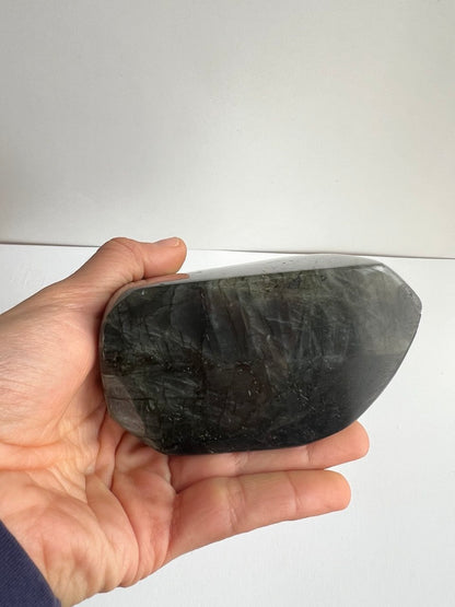 Labradorite del Madagascar – Uno Spettacolo di Luci e Riflessi (806g).