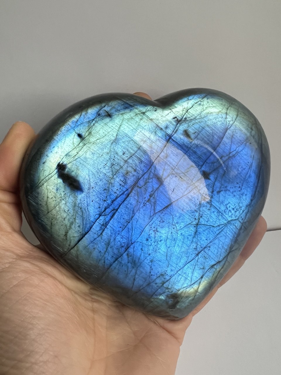 Cuore di Labradorite Qualità Superiore AAA+++  Iridescenza Blu Elettrico – 731g
