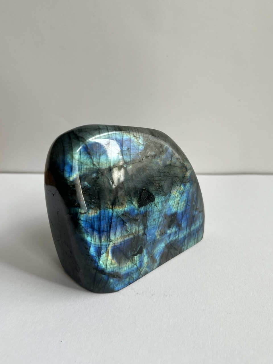 Labradorite del Madagascar – Uno Spettacolo di Luci e Riflessi (806g).