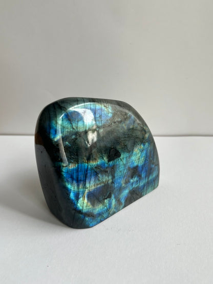 Labradorite del Madagascar – Uno Spettacolo di Luci e Riflessi (806g).