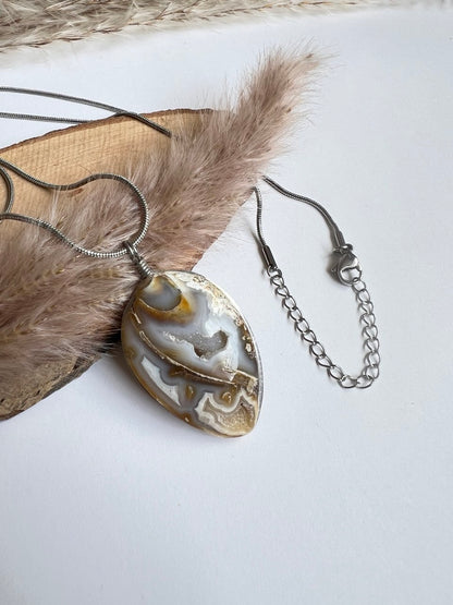 L'Anima del Mare: Pendente Artigianale con Conchiglia Fossile Cristallizzata