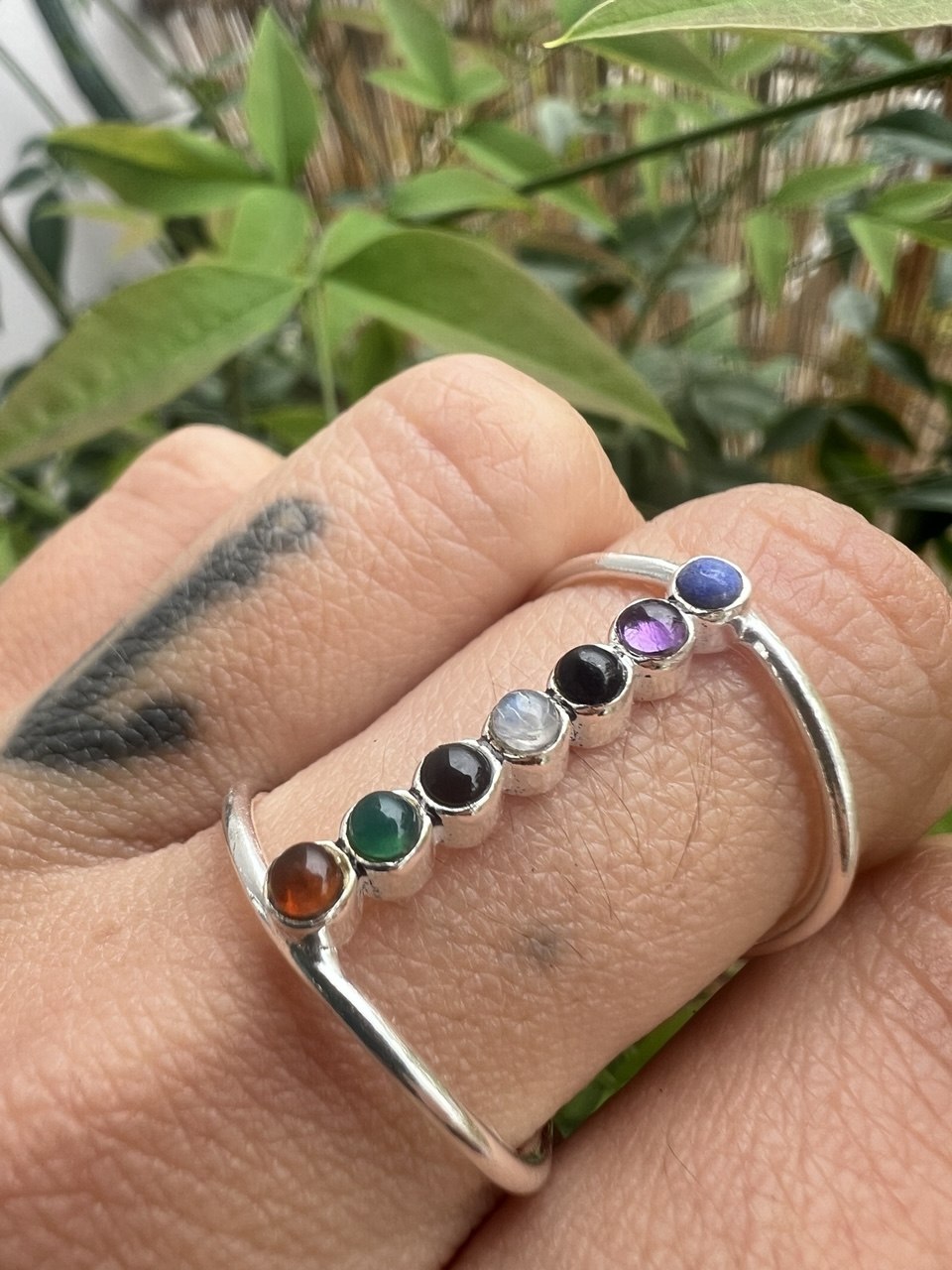 Anello Sette Chakra Minimalist – Finitura Argento 925 – Regolabile