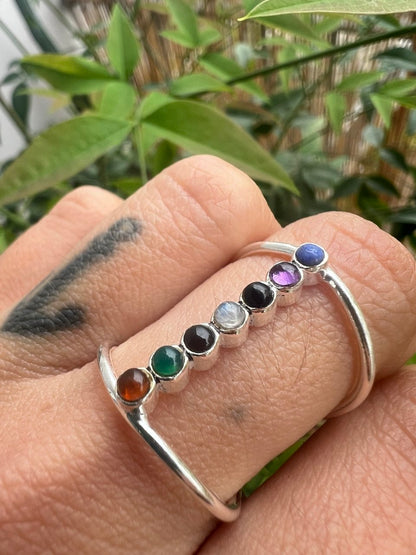 Anello Sette Chakra Minimalist – Finitura Argento 925 – Regolabile