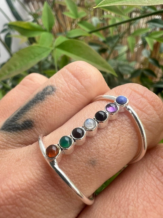 Anello Sette Chakra Minimalist – Finitura Argento 925 – Regolabile