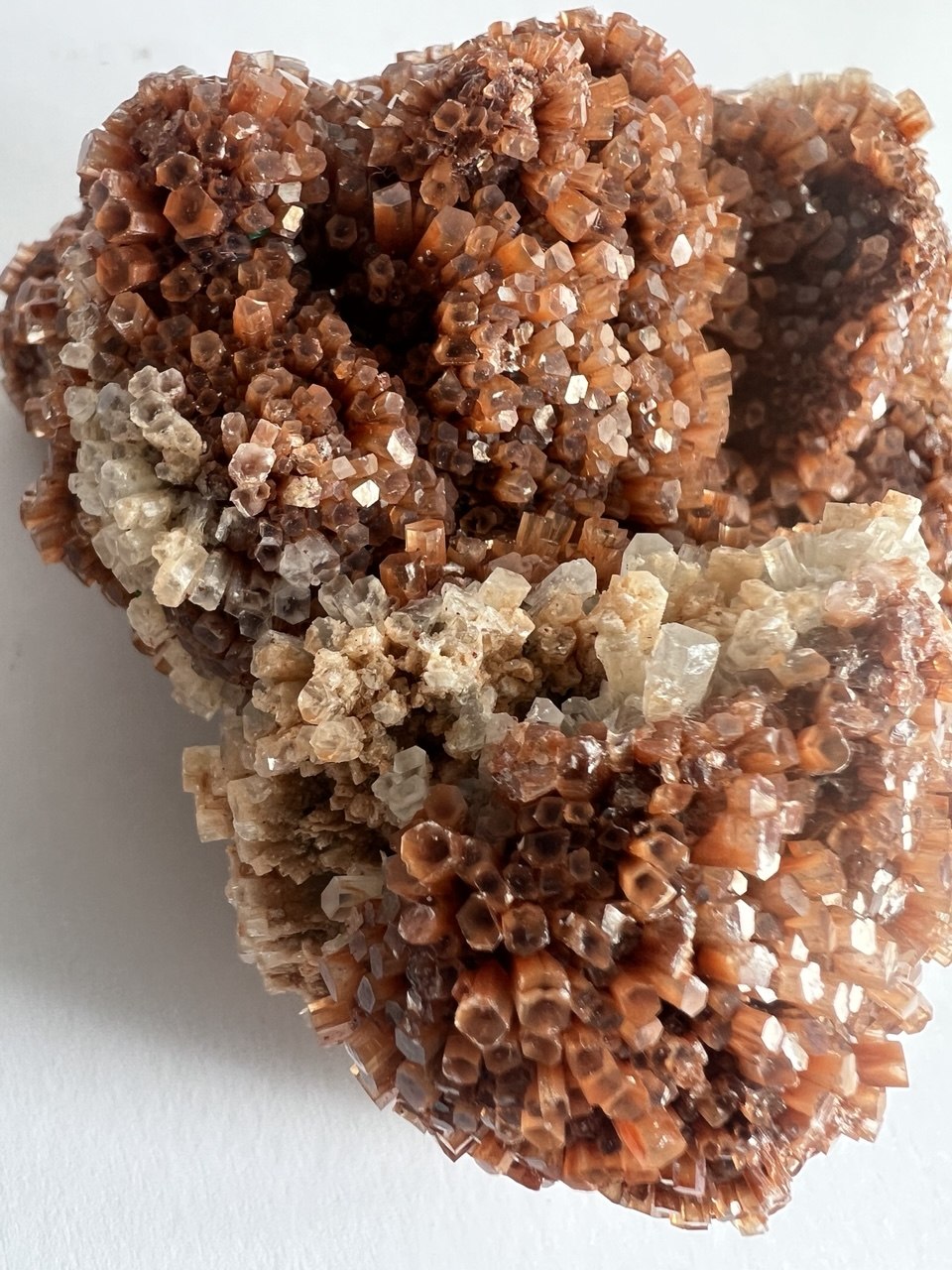 Splendido Cluster di Aragonite Bruna a Crescita Esagonale – 258g