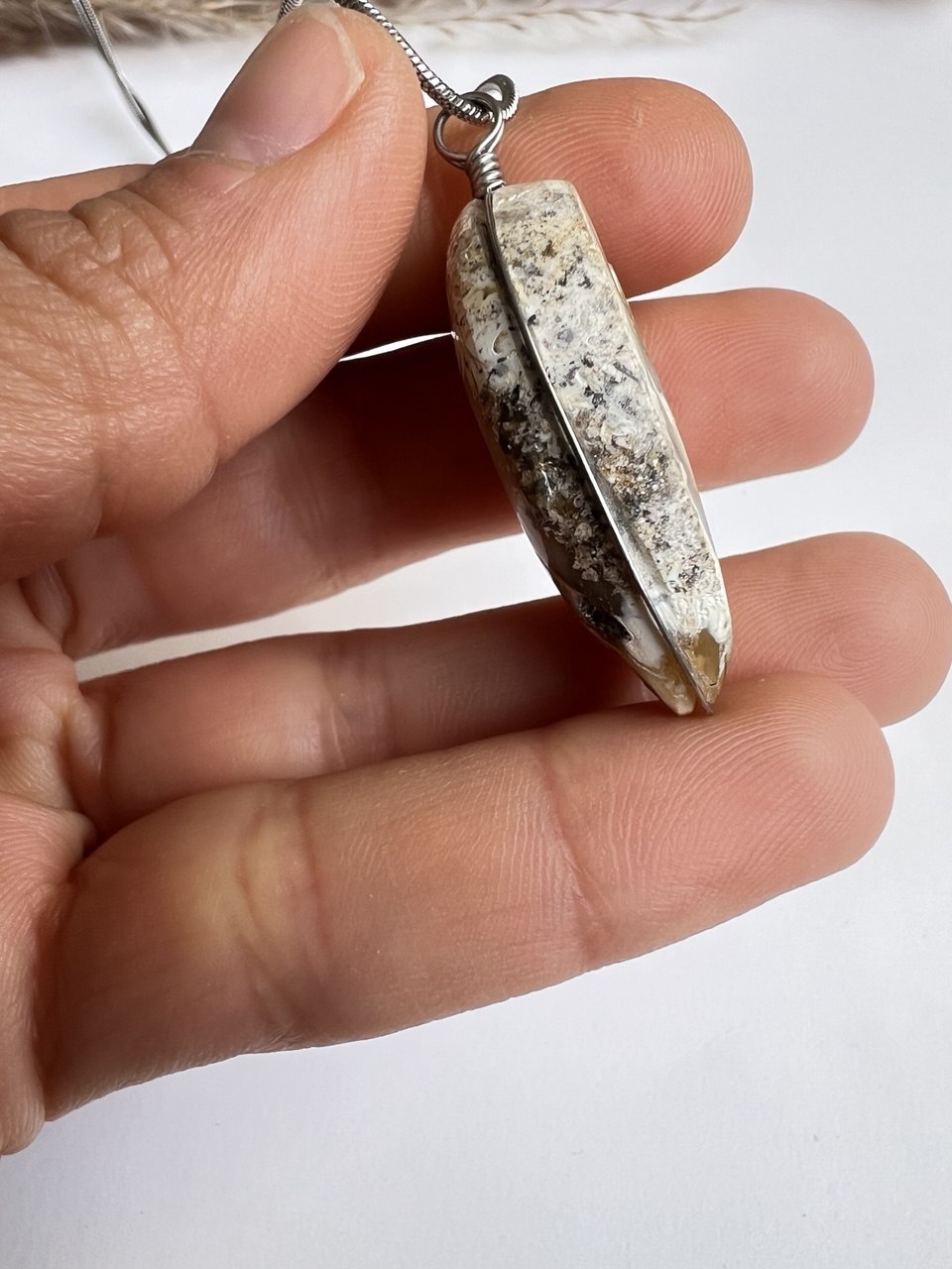 L'Anima del Mare: Pendente Artigianale con Conchiglia Fossile Cristallizzata