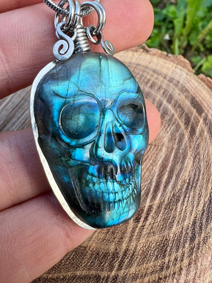 Collana Teschio in Labradorite blu scolpita a mano