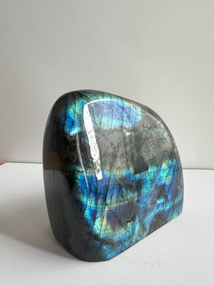Labradorite del Madagascar – Uno Spettacolo di Luci e Riflessi (806g).