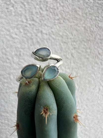 Anello Elegante con Tre Gocce di Pietre Naturali – Finitura Argento 925 – Misura Regolabile