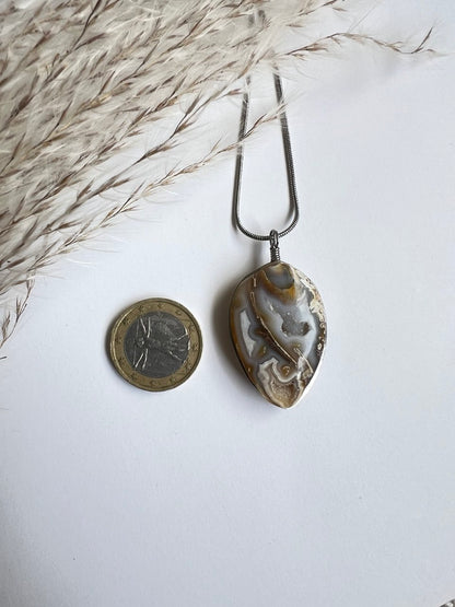L'Anima del Mare: Pendente Artigianale con Conchiglia Fossile Cristallizzata