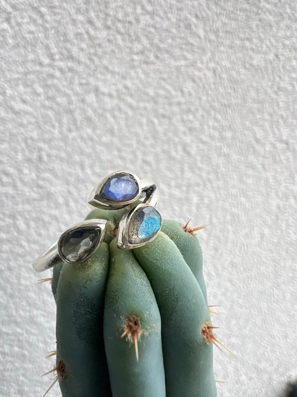 Anello Elegante con Tre Gocce di Pietre Naturali – Finitura Argento 925 – Misura Regolabile