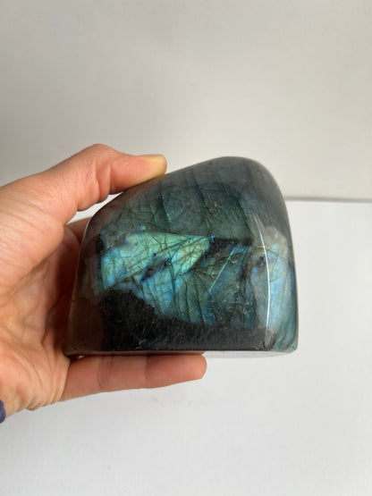 Labradorite del Madagascar – Uno Spettacolo di Luci e Riflessi (806g).