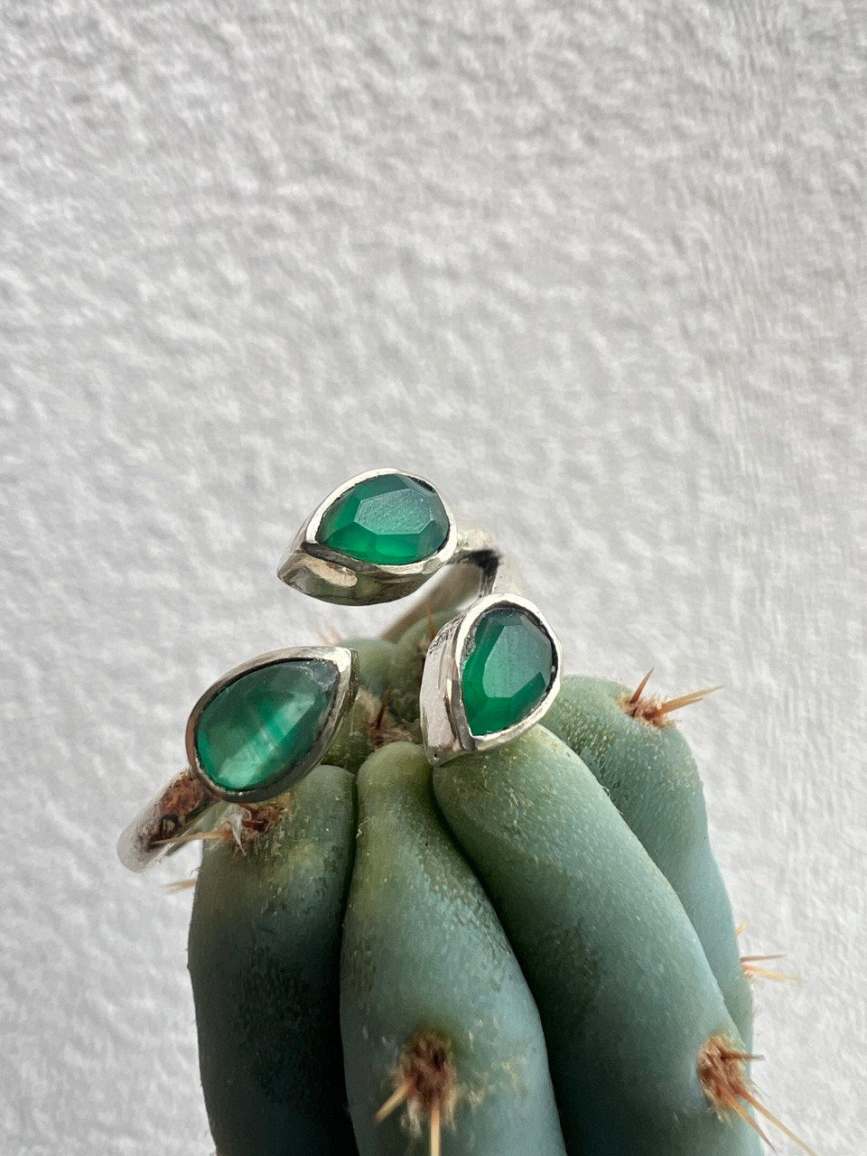 Anello Elegante con Tre Gocce di Pietre Naturali – Finitura Argento 925 – Misura Regolabile